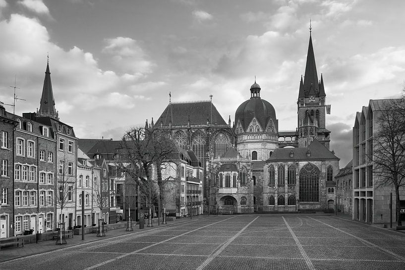 Der Aachener Dom in stilvollem Schwarzweiß von Rolf Schnepp