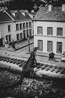 un dragon d'eau dans une ville miniature