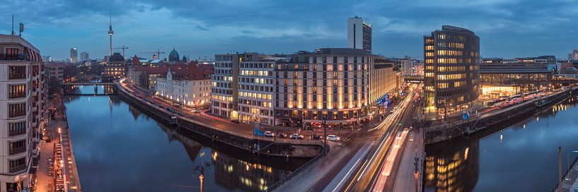 Panorama de la Friedrichsstraße de Berlin à l'heure bleue par Jean Claude Castor