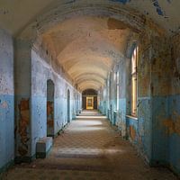 Ein verlassener Korridor in einem Sanatorium