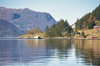 Fjord en Norvège avec un ciel bleu