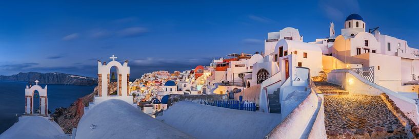 Santorin mit dem Dorf Oia zur blauen Stunde. von Voss Fine Art Fotografie