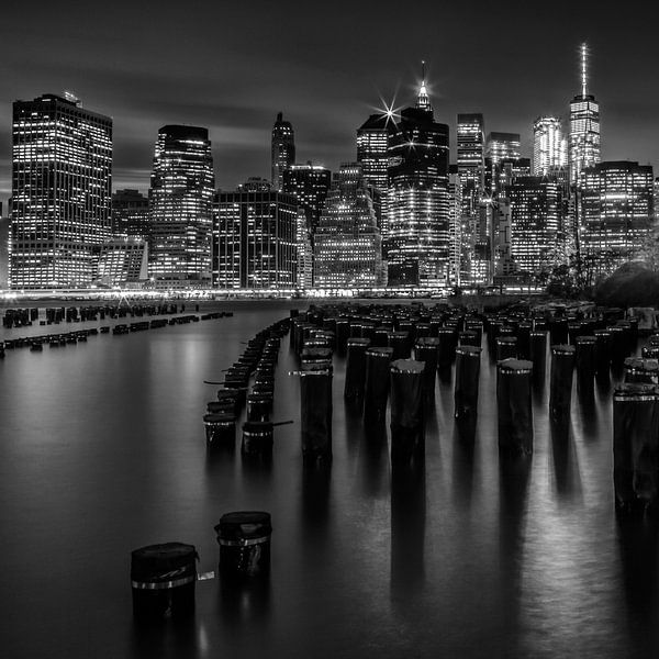 Manhattan Skyline bei Sonnenuntergang | Monochrom von Melanie Viola