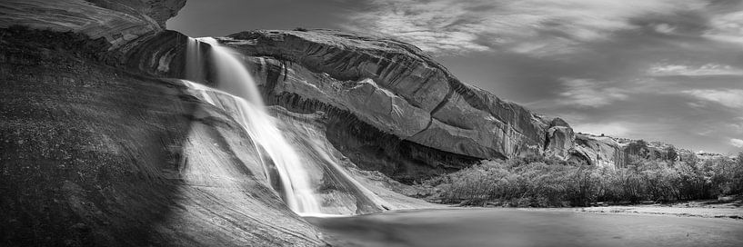 Landschap met waterval in de VS in zwart-wit. van Manfred Voss, Zwart-Wit Fotografie