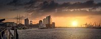 Le port de Hambourg avec l'Elbphilharmonie au lever du soleil