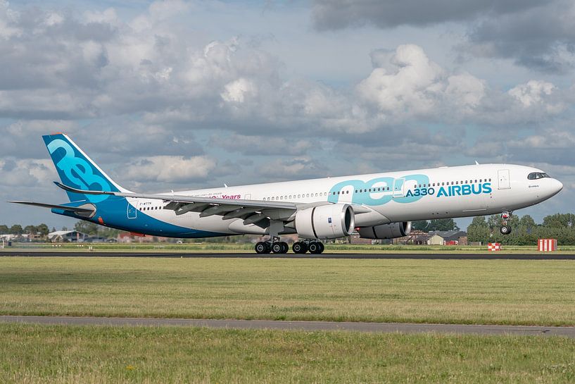 Ein Airbus A330-900 (Flugzeug der Airbus-Werke) setzte mit den Rädern seines Hauptfahrwerks auf der  von Jaap van den Berg