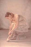 Se préparant à voler la vedette.