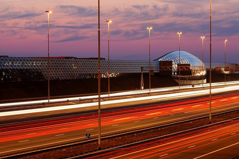 Geluidsscherm met Cockpit gebouw langs de A2 in Utrecht van Donker Utrecht