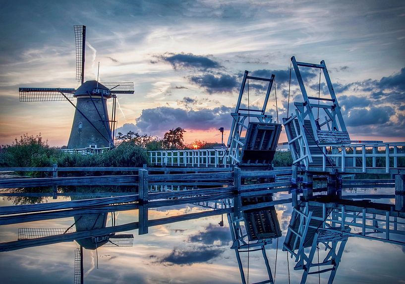 Moulins à vent de Kinderdijk avec pont au coucher du soleil par By Marjolein Design