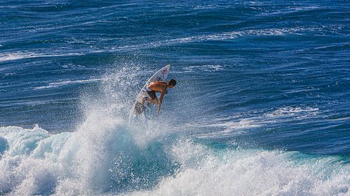 Surfen am Hookipa Beach, Maui, Hawaii von Henk Meijer Photography