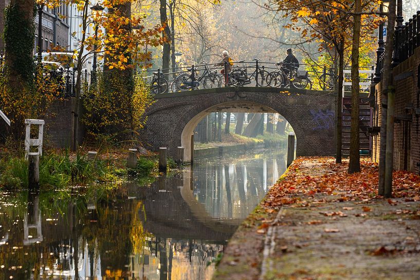 Cyclists on the Magdalena Bridge over the Nieuwegracht in Utrecht (colour) by André Blom Fotografie Utrecht