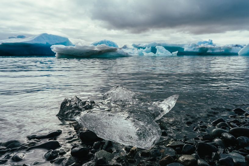 Glacier lagoon in Iceland by Shanti Hesse
