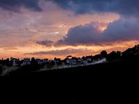 Landschaft bei farbenprächtigem Sonnenuntergang