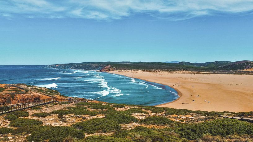 De golven spoelen aan op dit grote strand in Portugal par Nynke Nicolai