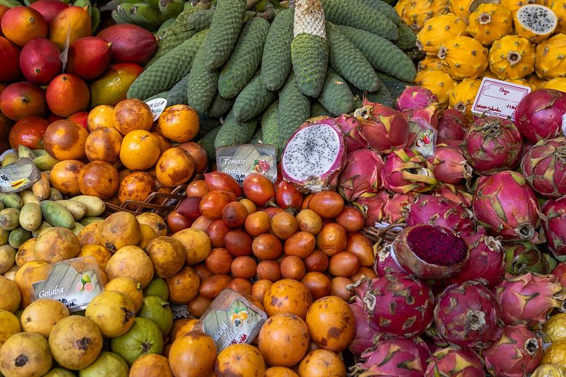 Tropische Früchte auf dem Markt von Funchal Madeira von Sander Groenendijk
