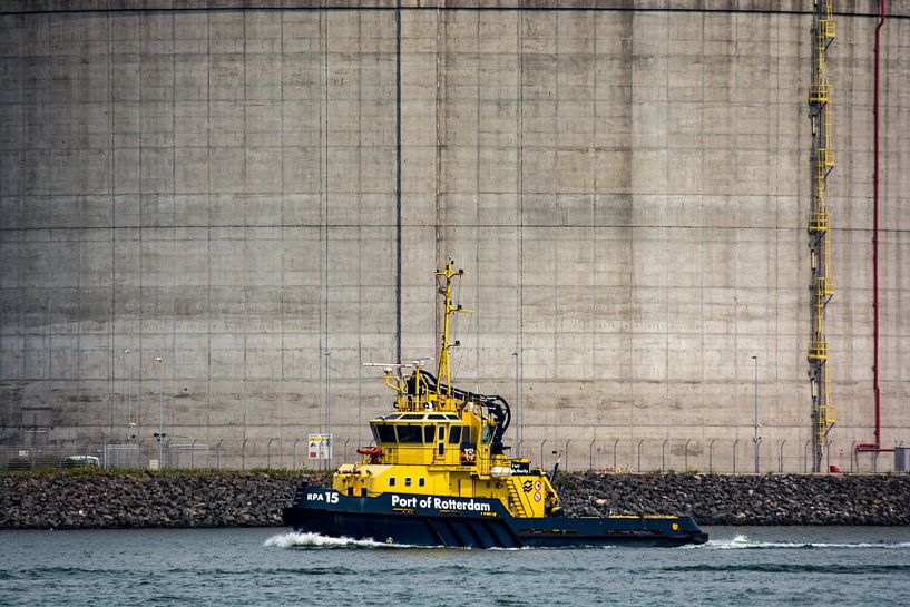 Port control at the Maasvlakte. by scheepskijkerhavenfotografie