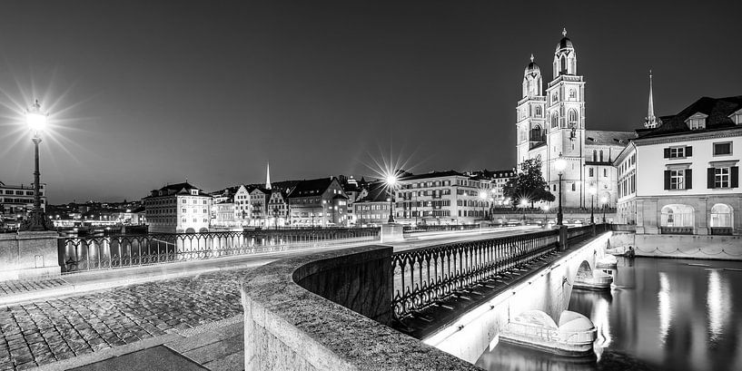 Zürich mit dem Grossmünster bei Nacht - monochrom von Werner Dieterich