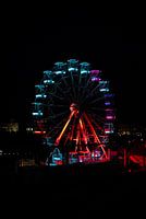 La nuit, cette grande roue offre un spectacle haut en couleur.