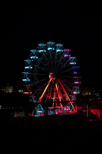 La nuit, cette grande roue offre un spectacle haut en couleur. par Aron.jpg