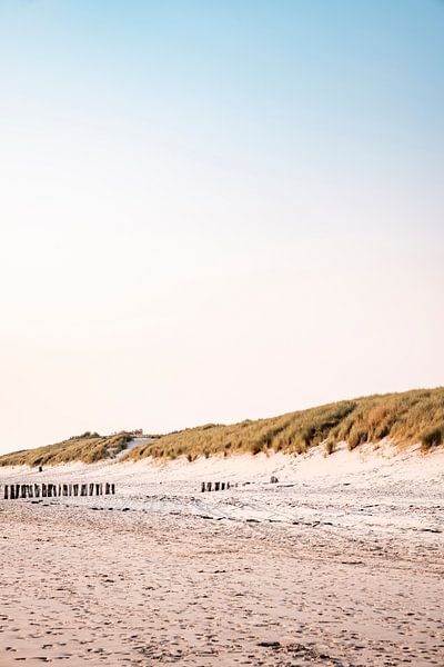 Duinrust de plage dans la douce lumière du soir par Femke Ketelaar