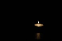 Een kaarsje met krachtige vlam