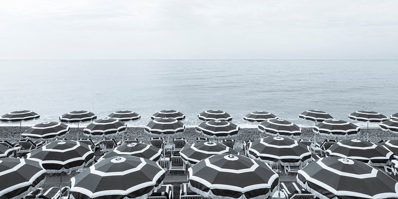 Plage de Nice sur la Côte d'Azur - monochrome par Werner Dieterich