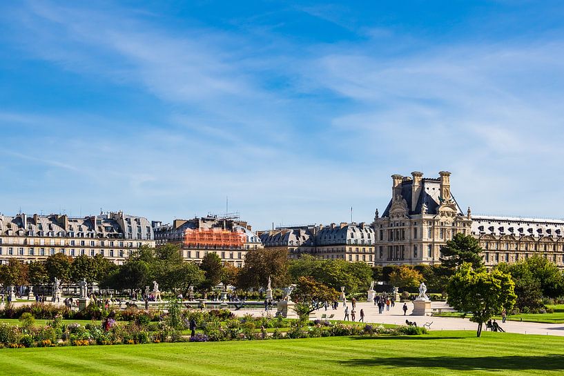 View to the Jardin des Tuileries in Paris, France by Rico Ködder