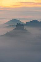 Nebelverhüllte Felsen der Sächsischen Schweiz bei Sonnenaufgang