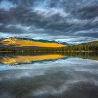 Lac de montagne dans le parc national Jasper