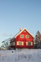 Gemütliche norwegische Hütte im Schnee | Norwegen
