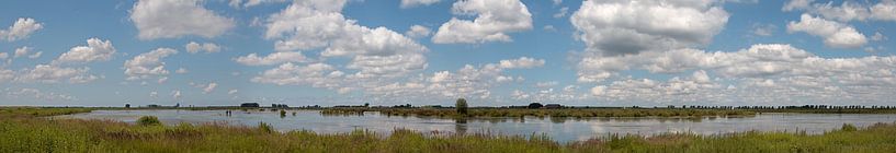 Panorama des Naturschutzgebietes Tiengemeten mit schönen Wolken von W J Kok
