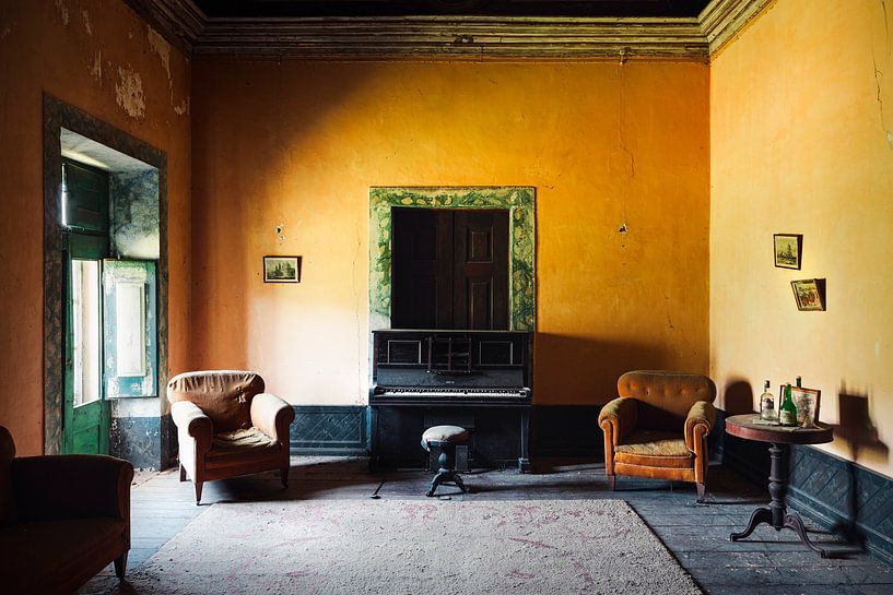 Verlassenes Klavier im warmen Wohnzimmer. von Roman Robroek – Fotos verlassener Gebäude