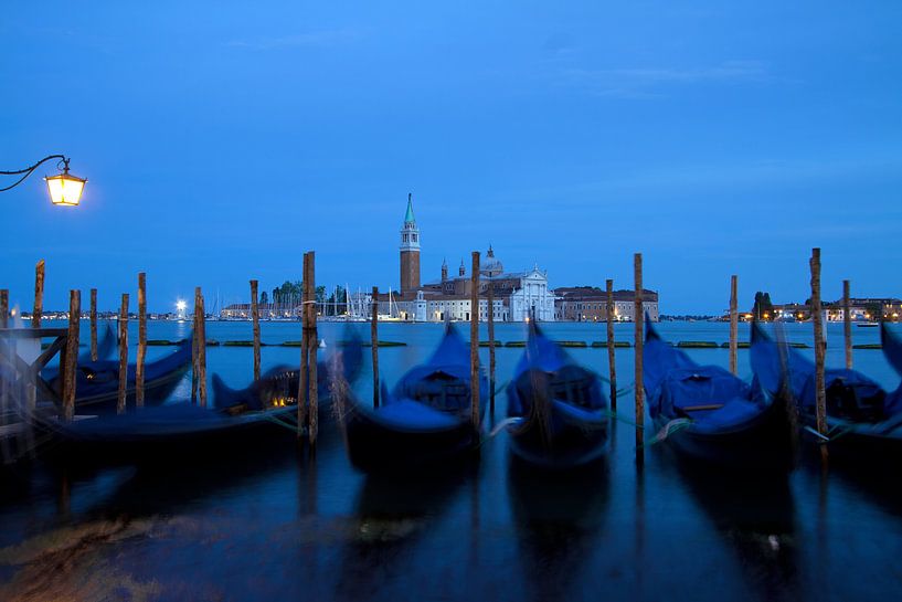 VENISE San Giorgio Maggiore Gondoles - sleeping gondolas par Bernd Hoyen