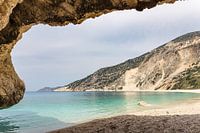 Grot uitzicht op baai met strand zee en berg in Kefalonia Griekenland