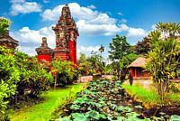 Hindu Tempel Taman Ayun mit Vegetation auf Bali Indonesien