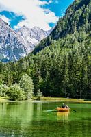 Ein Paar rudern auf dem Plansarsko See, Jezersko, Slowenien