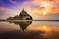 Réflexion au coucher du soleil au Mont Saint-Michel