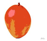 Einsame Frucht - Orange rote Mango auf weißem Hintergrund