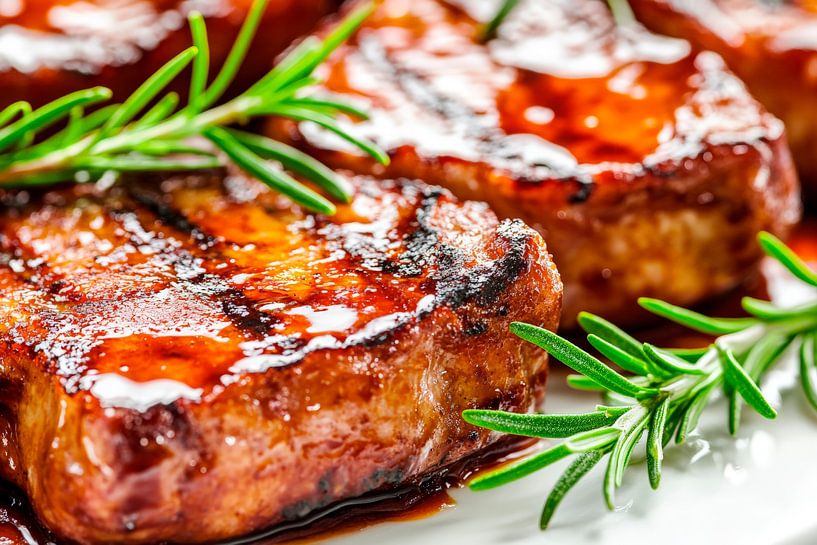 Steaks grillés juteux décorés au romarin par Poster Art Shop