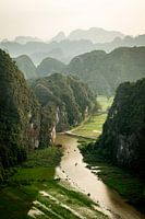 Viewpoint in Tam Coc Vietnam met een heuvelachtig landschap en bootjes in het water.