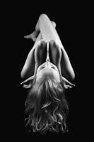 Feminin: nackt auf einem schwarzen Tisch