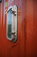 Fenster auf rotem Hintergrund