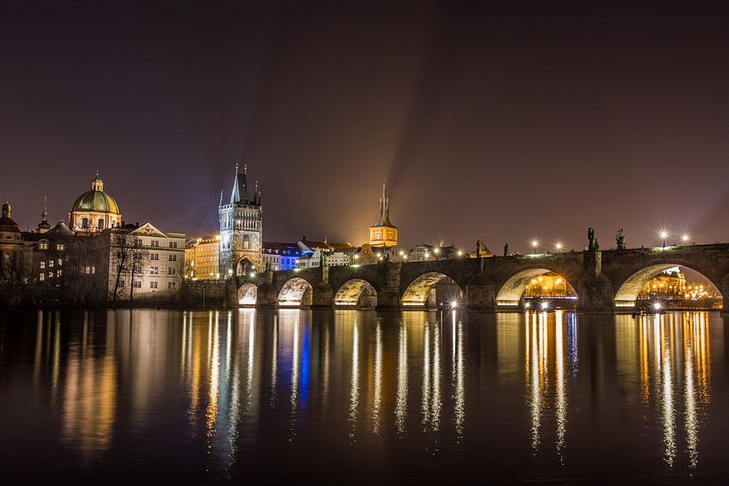 Blick auf die prächtige goldene Stadt Prag und die atemberaubende Spiegelung der Karlsbrücke in von Original Mostert Photography