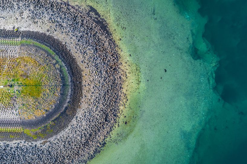 Aan het eind van de pier by Bernardine de Laat