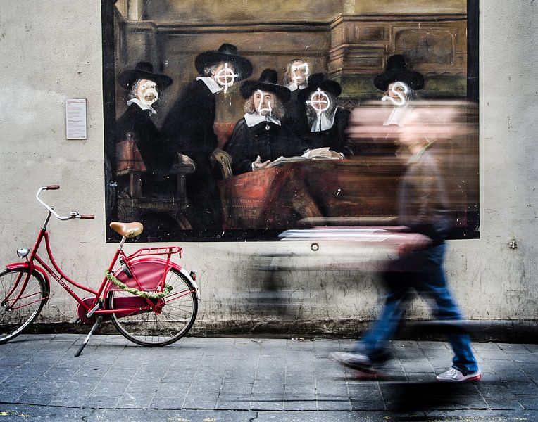 Art viewing by Emil Golshani