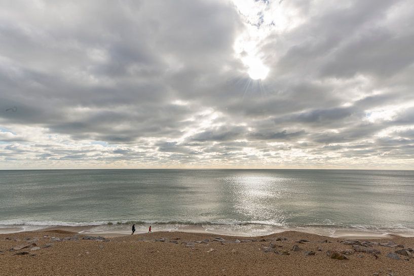 Mer avec nuages et gens sur la plage par Daan Kloeg
