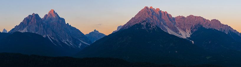 Bergpanorama bei Sonnenaufgang während der goldenen Stunde | Dolomiten, Italien von Sjaak den Breeje