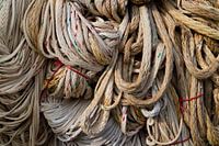 Cordes de couleurs et de tailles différentes à suspendre pour sécher