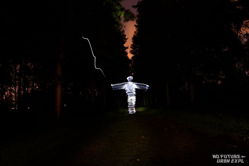 Peinture lumineuse : l'homme sur le chemin par Jarno De Smedt