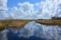 Nuages blancs se reflétant dans l'eau de l'Alde Feanan